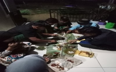 Nikmatnya makan malam bersama para santri