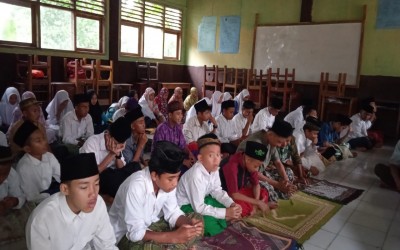 Kegiatan shalat Dzuhur dan Ashar berjamaah